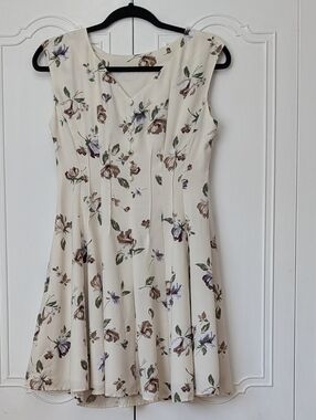 Cream Floral Midi Dress with V-Neck and Fitted Bodice
